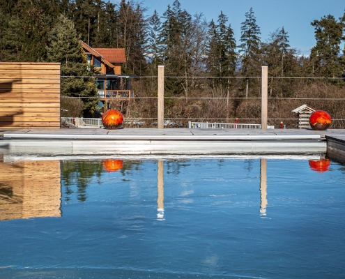 Timberra Naturpools mit Eisdecke im Winter