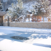 Naturpool aus Holz im Winter