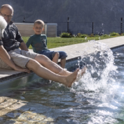 Naturpool Kärnten aus Holz mit klarem Wasser und natürlicher Gartengestaltung von Timberra